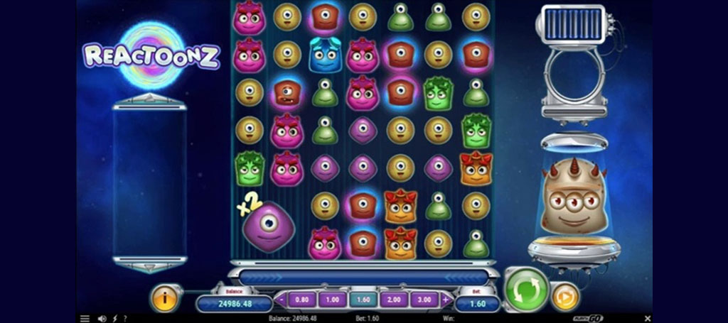 Slot do gry Reactoonz, kosmiczny motyw, kolorowe postacie obcych, siatka do gry, dwa puste mierniki, wskaźnik naładowania