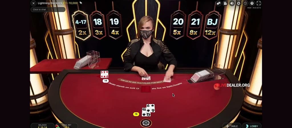 zagraj w blackjacka z krupierem w kasynie, stół do blackjacka, karty do gry, gracz gra w blackjacka, kasyno na żywo, krupier