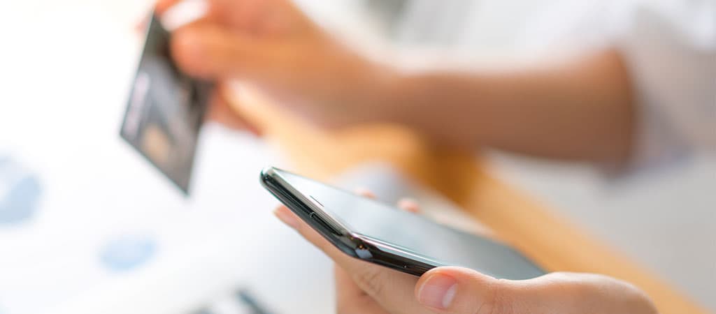 płatność mobilna, płatność kartą, telefon, smartfon, karta kredytowa, zakupy online, bankowość elektroniczna, transakcja