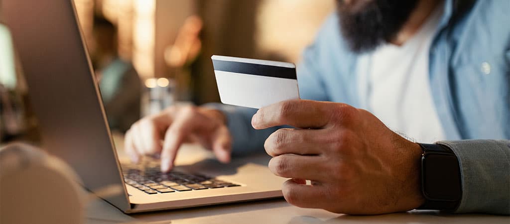 Płatność kartą, zakupy online, laptop, klawiatura, karta kredytowa, e-commerce, brodaty mężczyzna, płatności internetowe