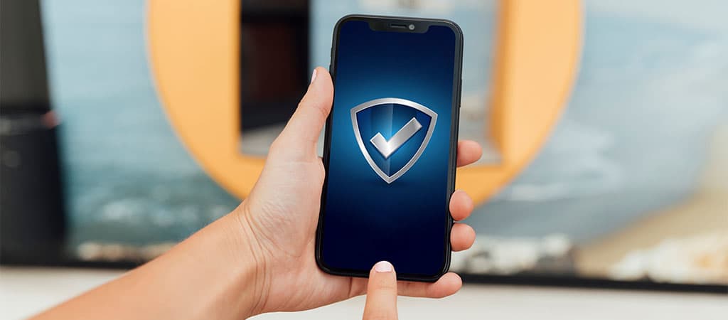 smartfon, aplikacja bezpieczeństwa, tarcza z symbolem zaznaczenia, ochrona danych, cyberbezpieczeństwo, technologia mobilna